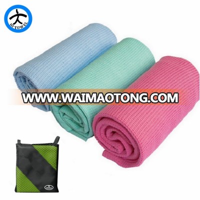 Custom logo wholesale microfiber waffle weave absorbent golf towels with mesh bag